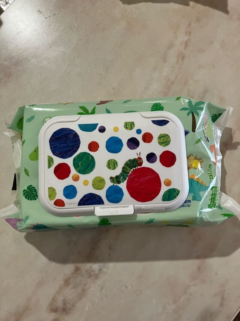おしりふきのフタにビタットをはる