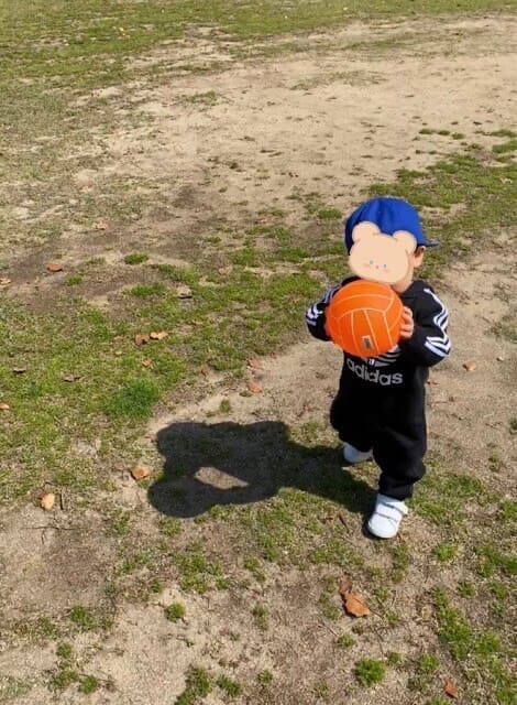 公園でボールで遊ぶ子供
